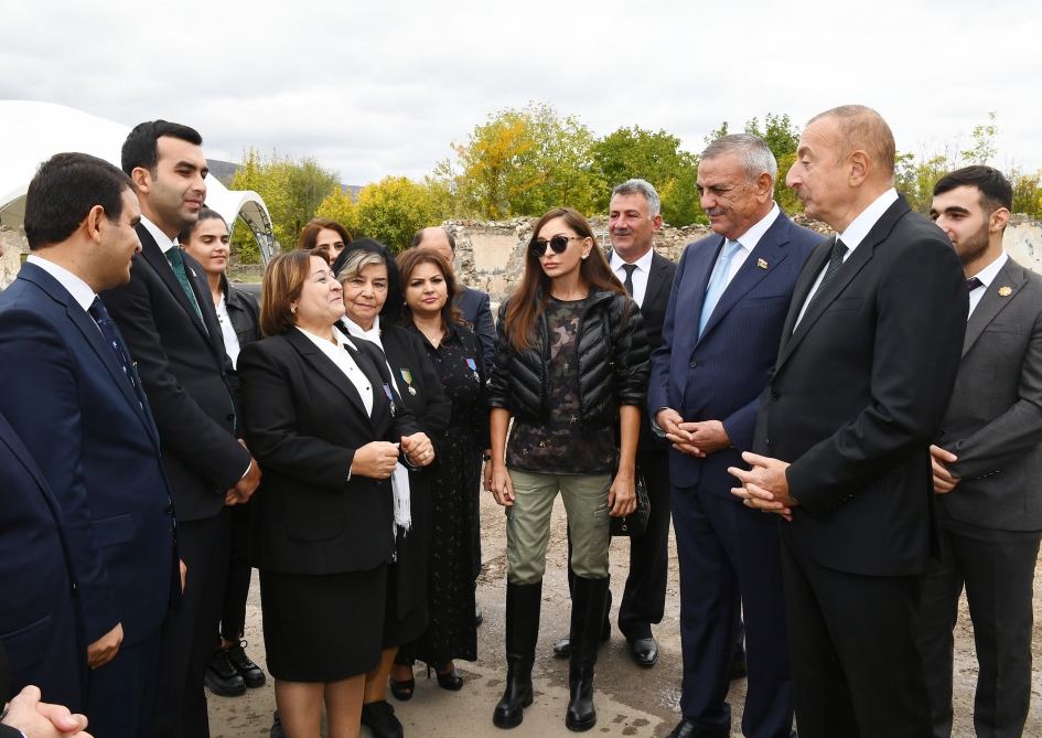 President Ilham Aliyev and First Lady Mehriban Aliyeva meet with members of Zangilan general public (PHOTO)