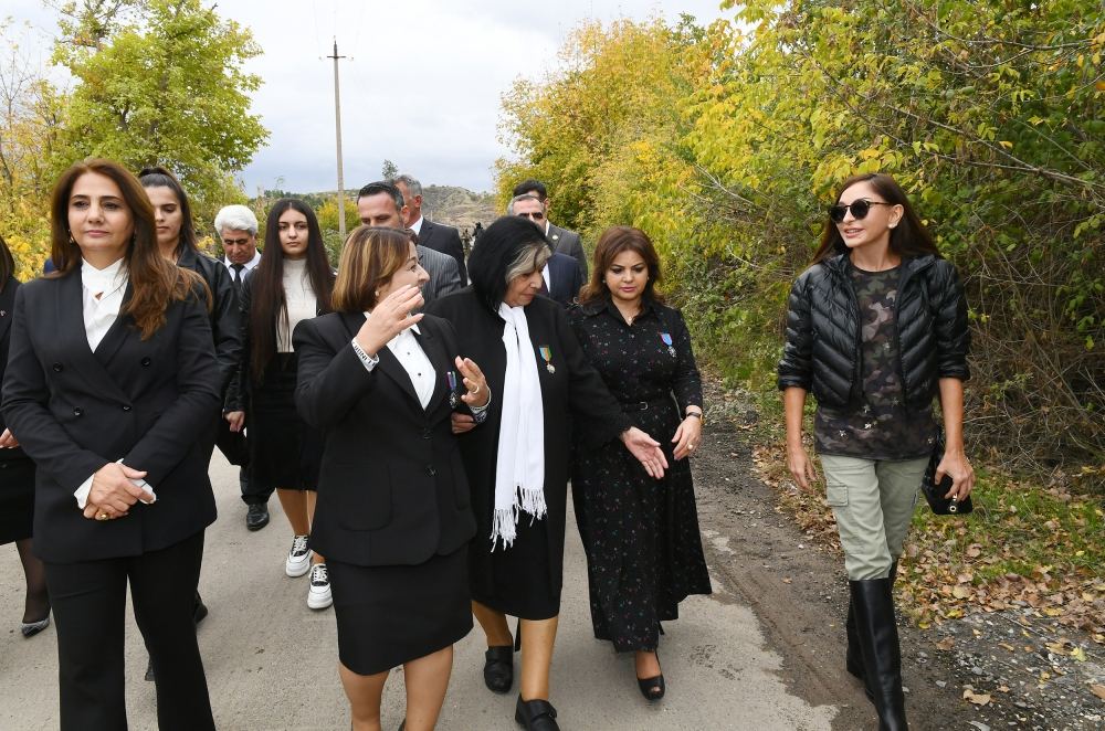 President Ilham Aliyev and First Lady Mehriban Aliyeva meet with members of Zangilan general public (PHOTO)