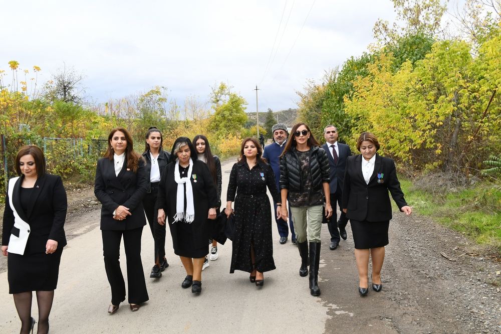 President Ilham Aliyev and First Lady Mehriban Aliyeva meet with members of Zangilan general public (PHOTO)