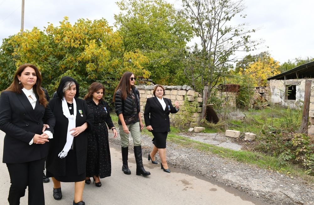 President Ilham Aliyev and First Lady Mehriban Aliyeva meet with members of Zangilan general public (PHOTO)