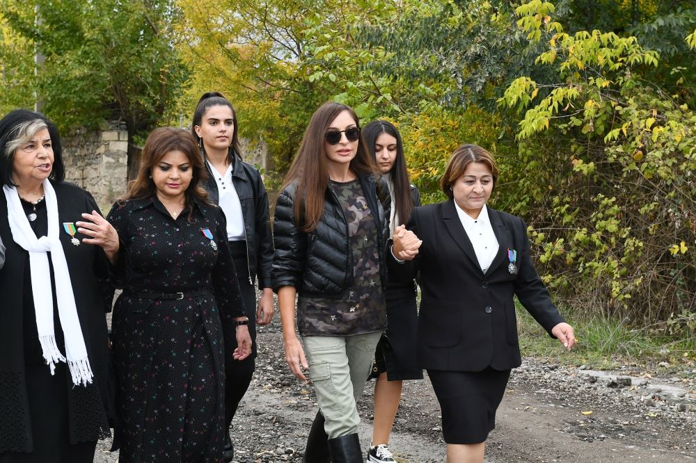 President Ilham Aliyev and First Lady Mehriban Aliyeva meet with members of Zangilan general public (PHOTO)
