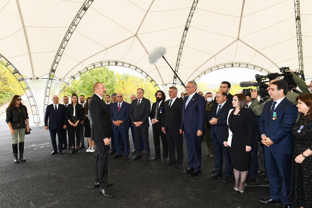 President Ilham Aliyev and First Lady Mehriban Aliyeva meet with members of Zangilan general public (PHOTO)
