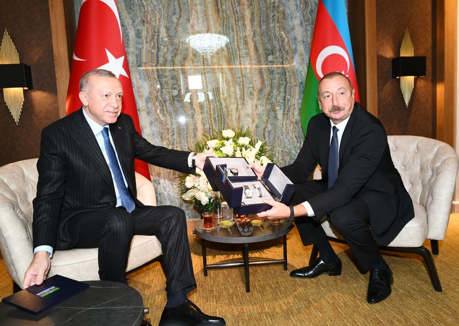 President Erdogan presents President Aliyev with 'Kharibulbul' image watch (PHOTO/VIDEO)