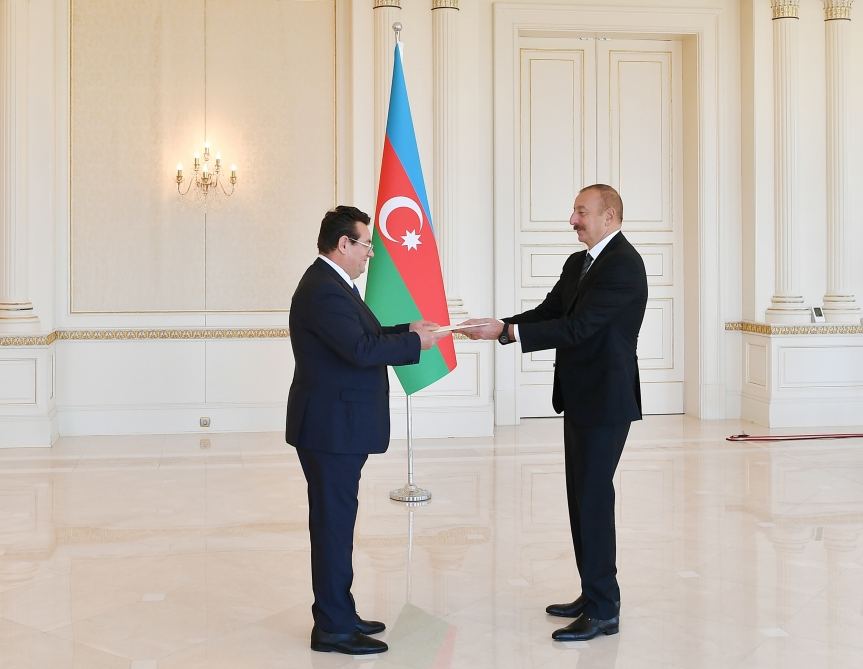 President Ilham Aliyev receives credentials of incoming Romanian ambassador (PHOTO/VIDEO)
