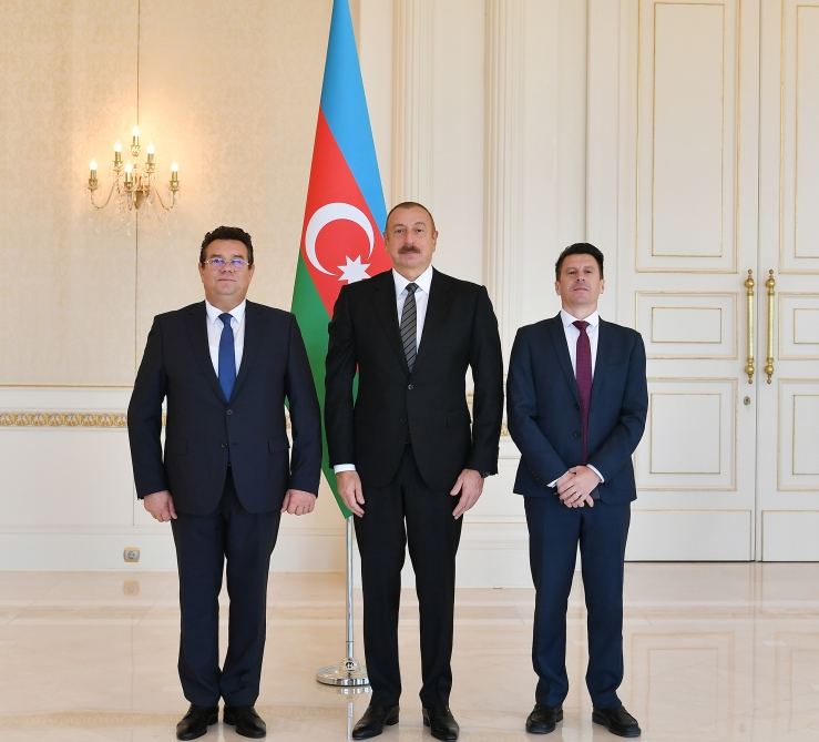 President Ilham Aliyev receives credentials of incoming Romanian ambassador (PHOTO/VIDEO)