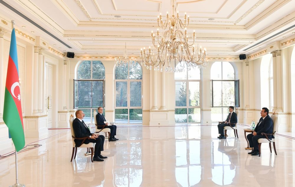 President Ilham Aliyev receives credentials of incoming Romanian ambassador (PHOTO/VIDEO)