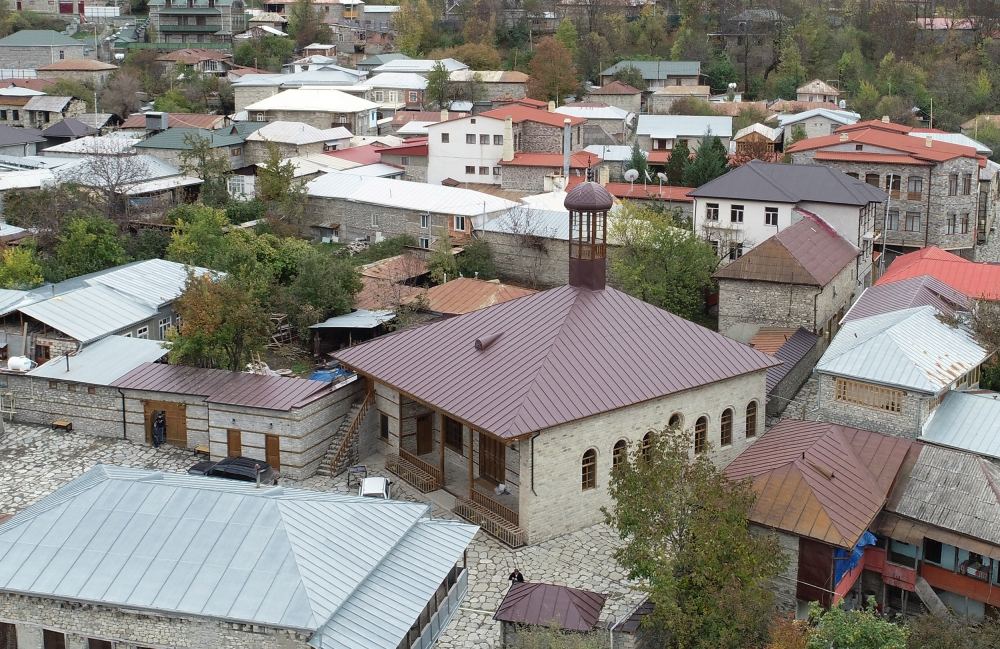 President Ilham Aliyev, First Lady Mehriban Aliyeva view reconstruction work carried out at Badoyun Mosque (FOTO)
