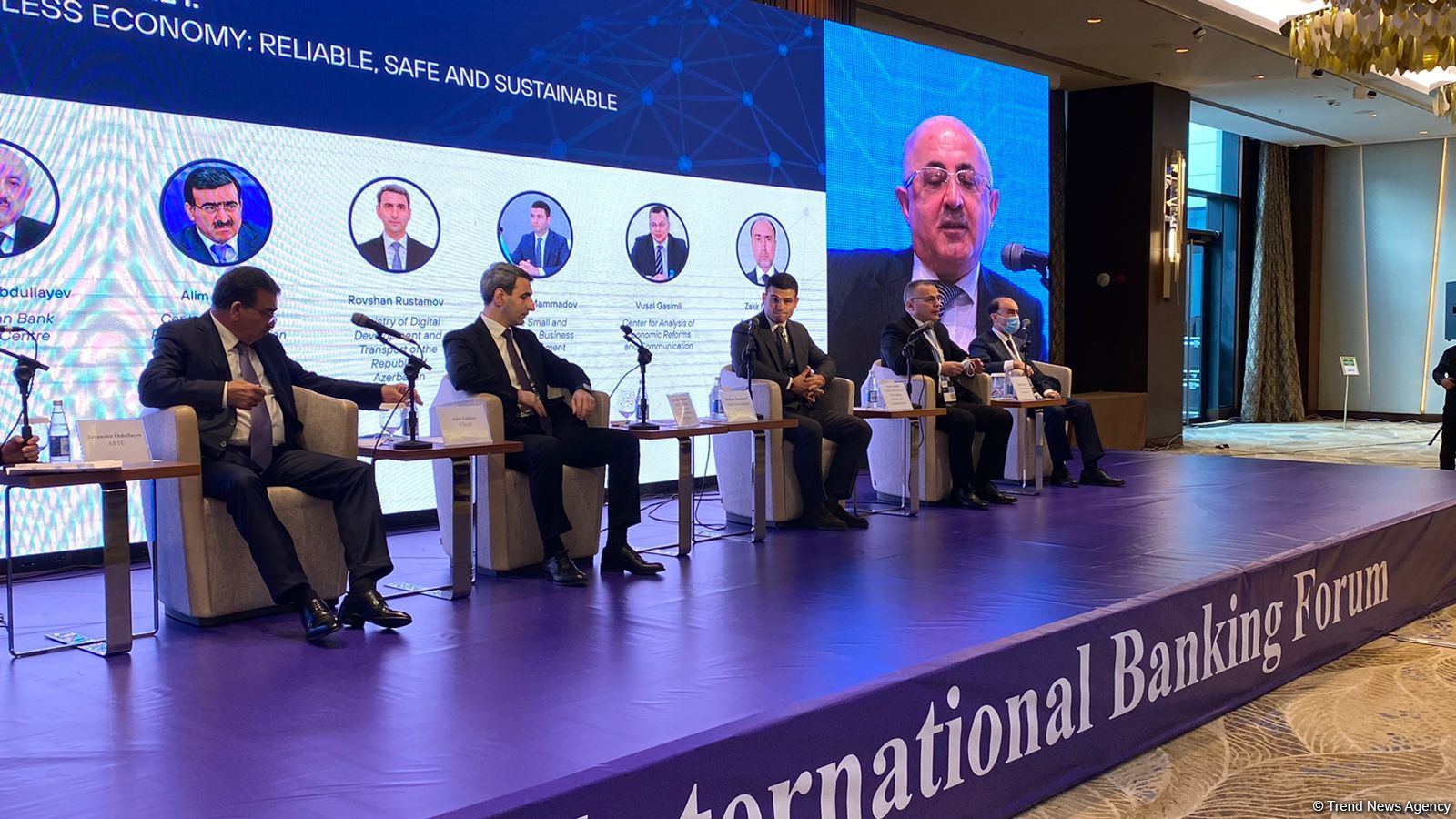 Azerbaijan’s Central Bank talks increase in non-cash payments (PHOTO)