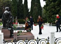 President Ilham Aliyev, First Lady Mehriban Aliyeva and their family members visit grave of national leader Heydar Aliyev (PHOTO/VIDEO)