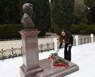 President Ilham Aliyev, First Lady Mehriban Aliyeva and their family members visit grave of national leader Heydar Aliyev (PHOTO/VIDEO)