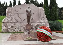President Ilham Aliyev, First Lady Mehriban Aliyeva and their family members visit grave of national leader Heydar Aliyev (PHOTO/VIDEO)