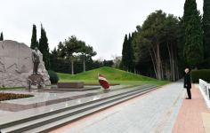 President Ilham Aliyev, First Lady Mehriban Aliyeva and their family members visit grave of national leader Heydar Aliyev (PHOTO/VIDEO)