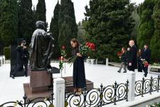 President Ilham Aliyev, First Lady Mehriban Aliyeva and their family members visit grave of national leader Heydar Aliyev (PHOTO/VIDEO)
