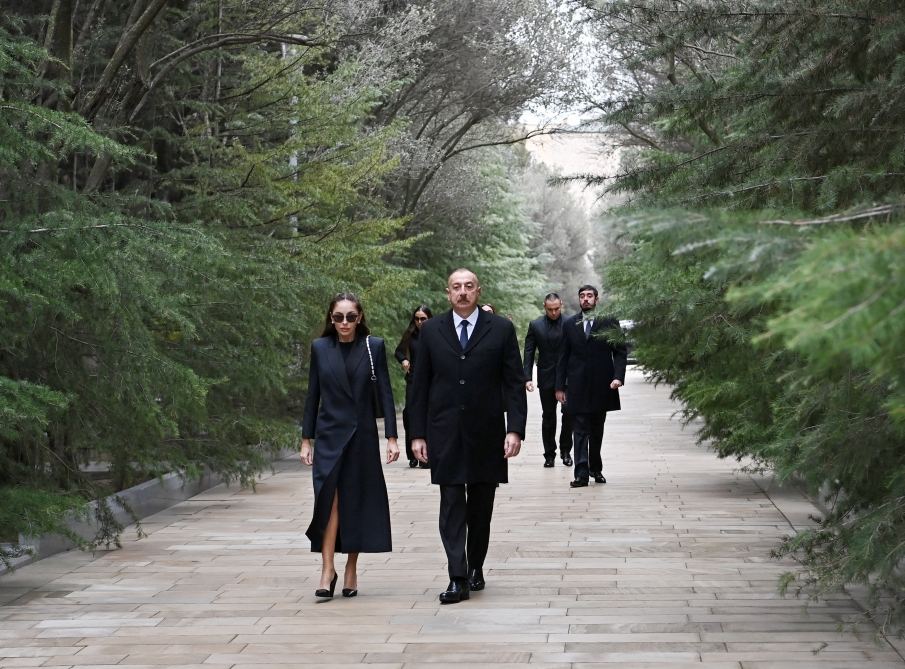 President Ilham Aliyev, First Lady Mehriban Aliyeva and their family members visit grave of national leader Heydar Aliyev (PHOTO/VIDEO)