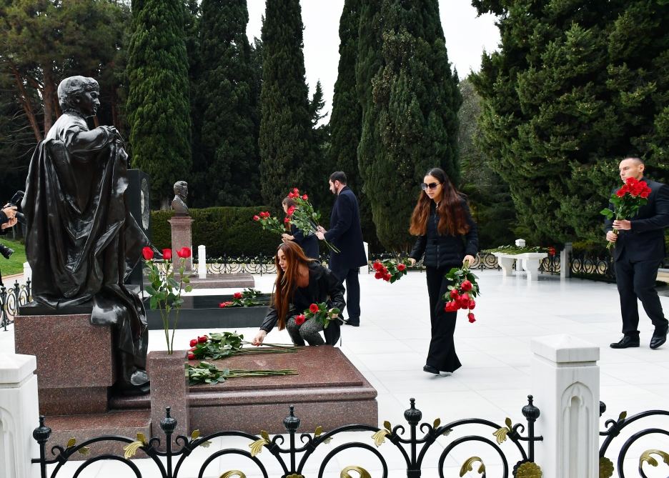 President Ilham Aliyev, First Lady Mehriban Aliyeva and their family members visit grave of national leader Heydar Aliyev (PHOTO/VIDEO)