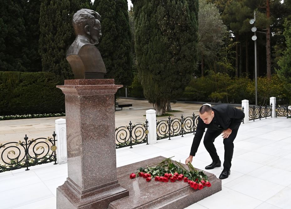 President Ilham Aliyev, First Lady Mehriban Aliyeva and their family members visit grave of national leader Heydar Aliyev (PHOTO/VIDEO)