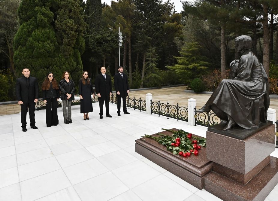 President Ilham Aliyev, First Lady Mehriban Aliyeva and their family members visit grave of national leader Heydar Aliyev (PHOTO/VIDEO)