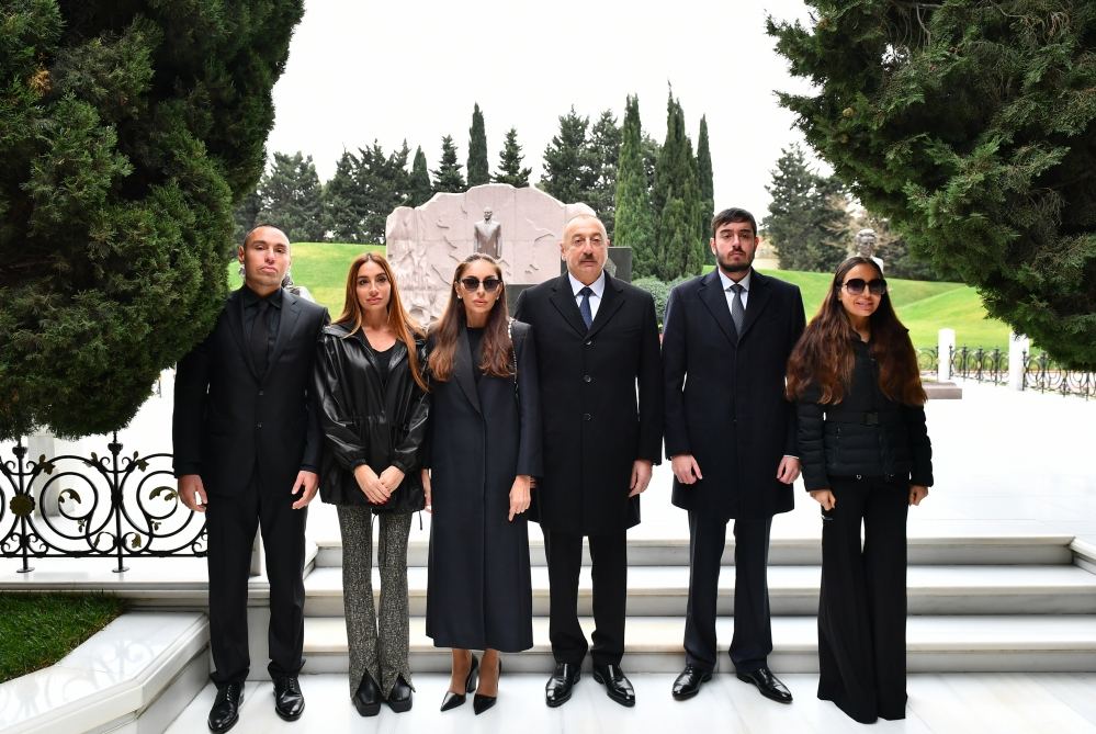 President Ilham Aliyev, First Lady Mehriban Aliyeva and their family members visit grave of national leader Heydar Aliyev (PHOTO/VIDEO)