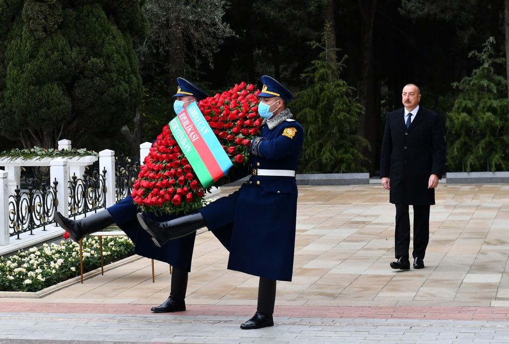President Ilham Aliyev, First Lady Mehriban Aliyeva and their family members visit grave of national leader Heydar Aliyev (PHOTO/VIDEO)