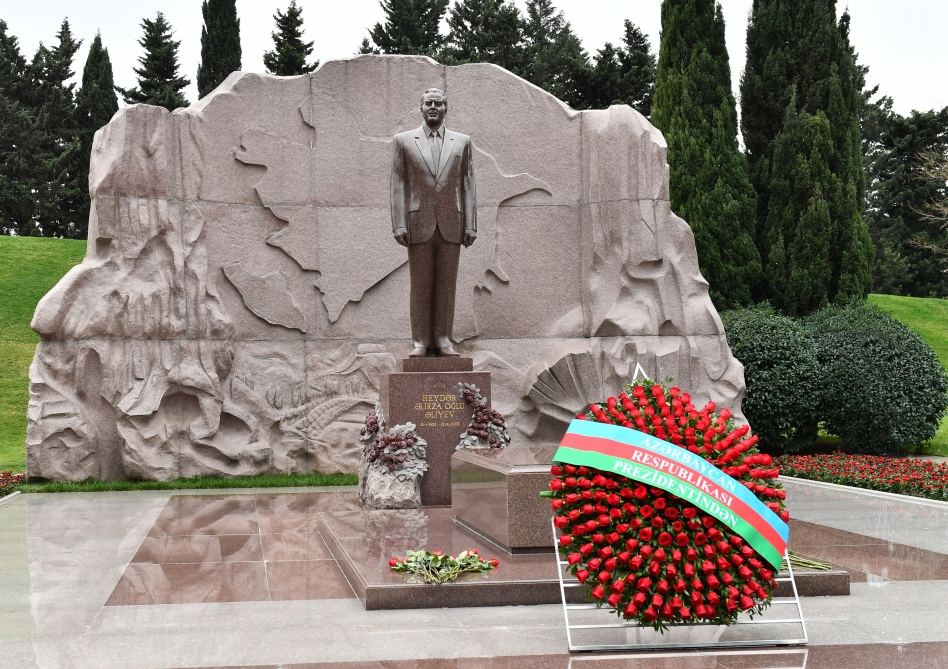 President Ilham Aliyev, First Lady Mehriban Aliyeva and their family members visit grave of national leader Heydar Aliyev (PHOTO/VIDEO)
