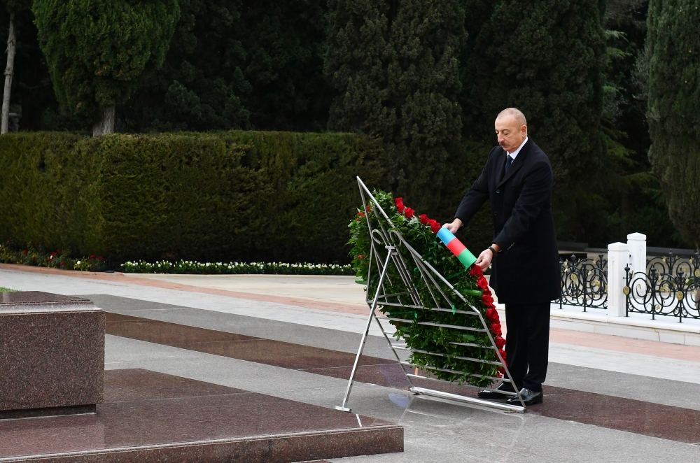 President Ilham Aliyev, First Lady Mehriban Aliyeva and their family members visit grave of national leader Heydar Aliyev (PHOTO/VIDEO)