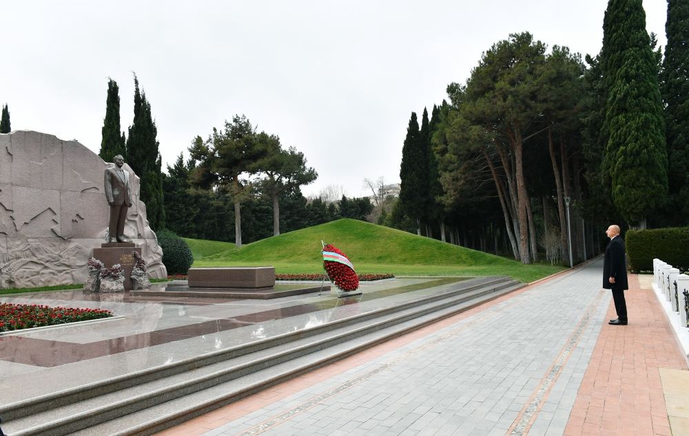 President Ilham Aliyev, First Lady Mehriban Aliyeva and their family members visit grave of national leader Heydar Aliyev (PHOTO/VIDEO)