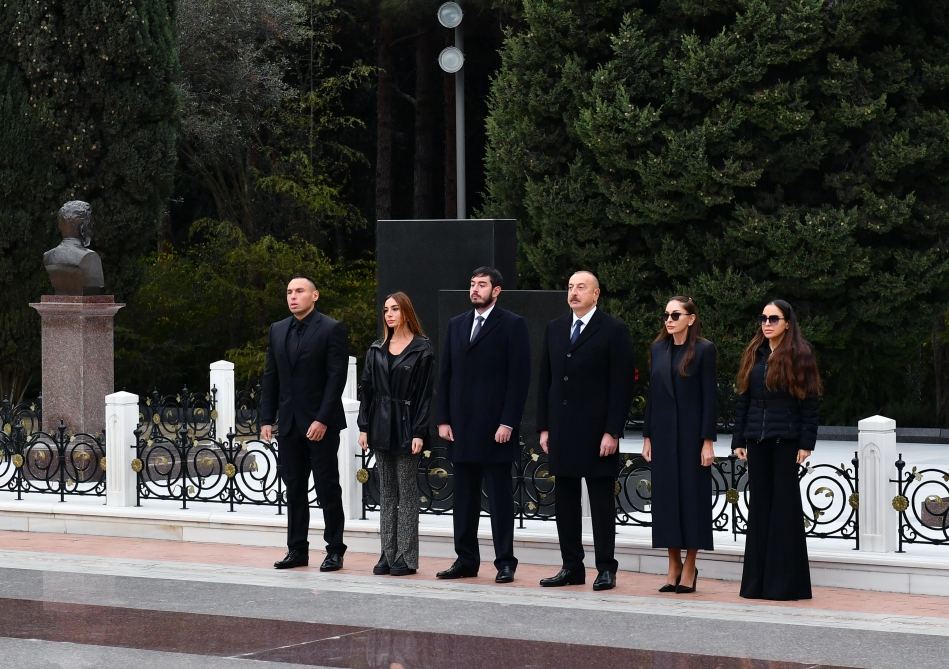 President Ilham Aliyev, First Lady Mehriban Aliyeva and their family members visit grave of national leader Heydar Aliyev (PHOTO/VIDEO)