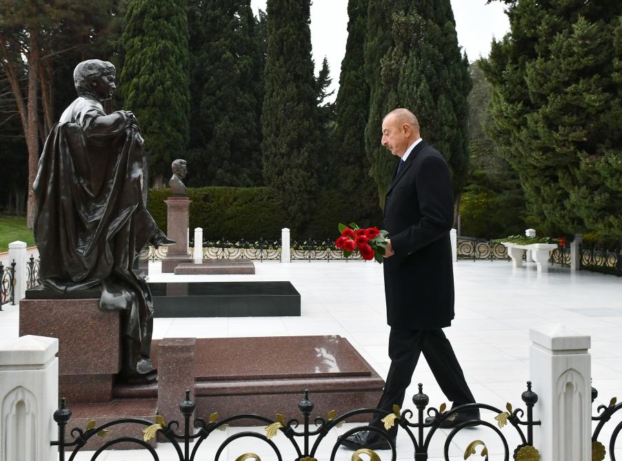 President Ilham Aliyev, First Lady Mehriban Aliyeva and their family members visit grave of national leader Heydar Aliyev (PHOTO/VIDEO)