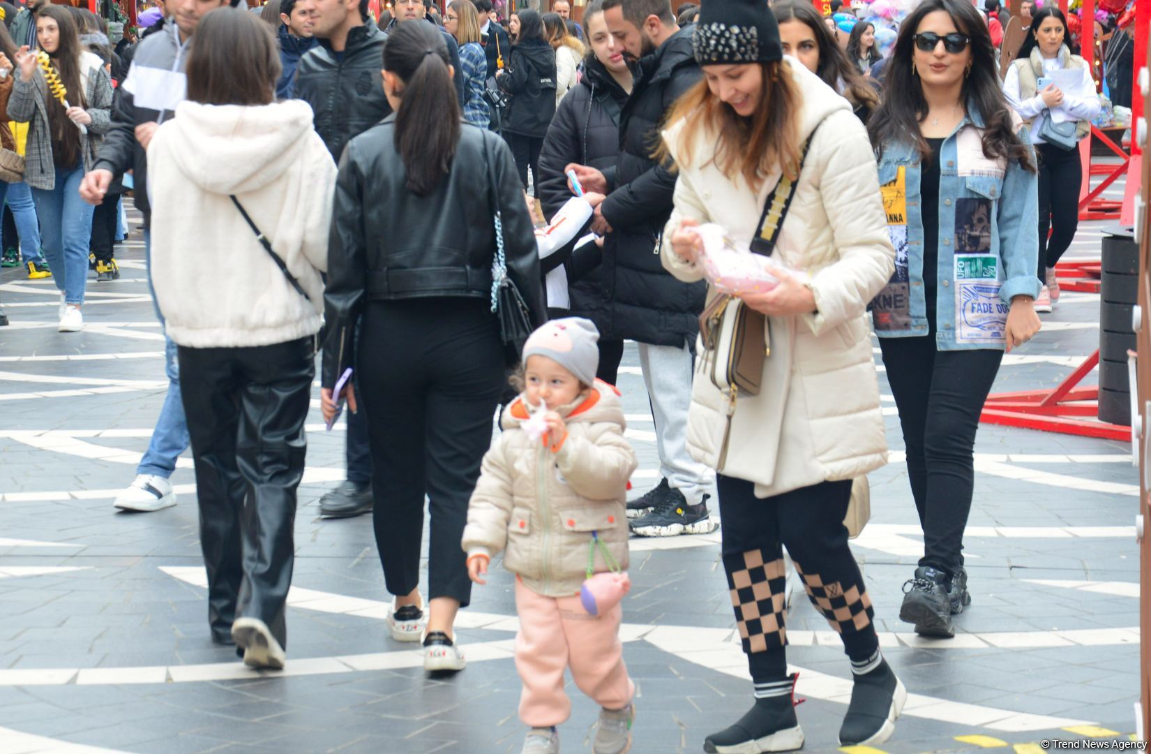 Azerbaijan organizes "Cold hands, warm heart" charity fair (PHOTO)