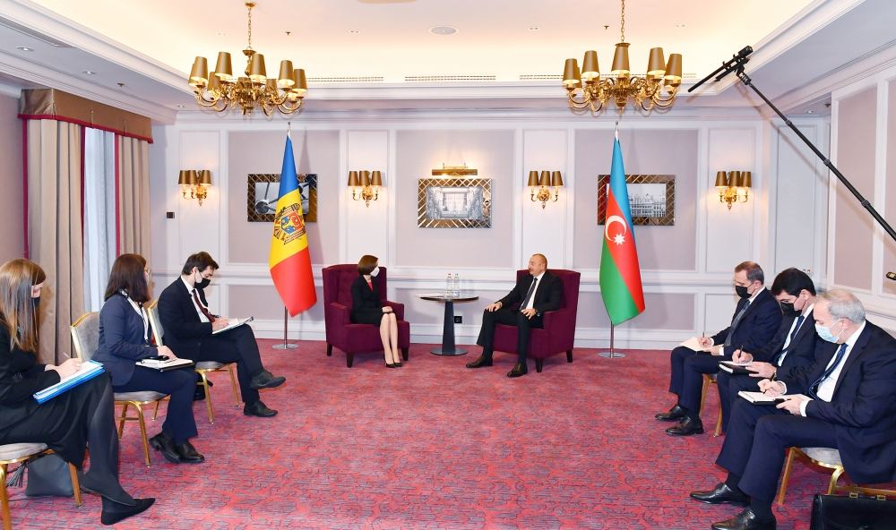 President Ilham Aliyev meets with Moldovan President Maia Sandu in Brussels (PHOTO/VIDEO)