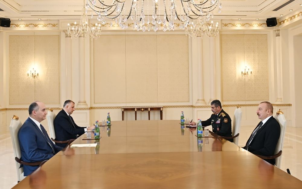 President Ilham Aliyev receives Georgian defense minister (VIDEO)