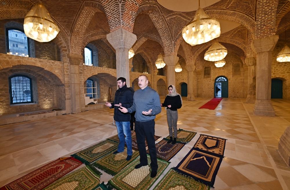 President Ilham Aliyev, First Lady Mehriban Aliyeva and their family members pray in Yukhari Govharagha mosque in Shusha (VIDEO)