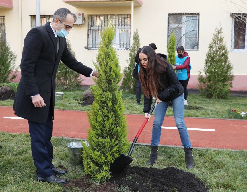 Heydar Aliyev Foundation VP Leyla Aliyeva takes part in opening ceremony of another yard, renovated within "Our Yard" project (PHOTO)
