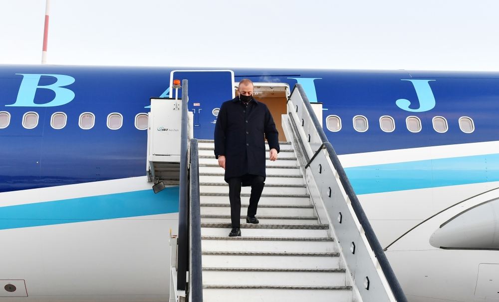 President Ilham Aliyev arrives in St. Petersburg for visit (PHOTO/VIDEO)