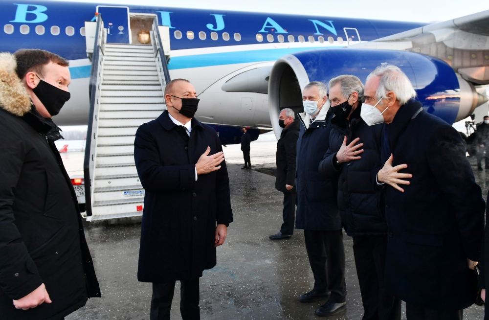 President Ilham Aliyev arrives in St. Petersburg for visit (PHOTO/VIDEO)