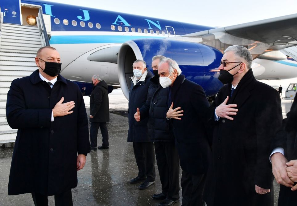 President Ilham Aliyev arrives in St. Petersburg for visit (PHOTO/VIDEO)