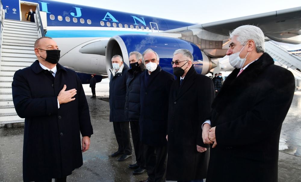 President Ilham Aliyev arrives in St. Petersburg for visit (PHOTO/VIDEO)