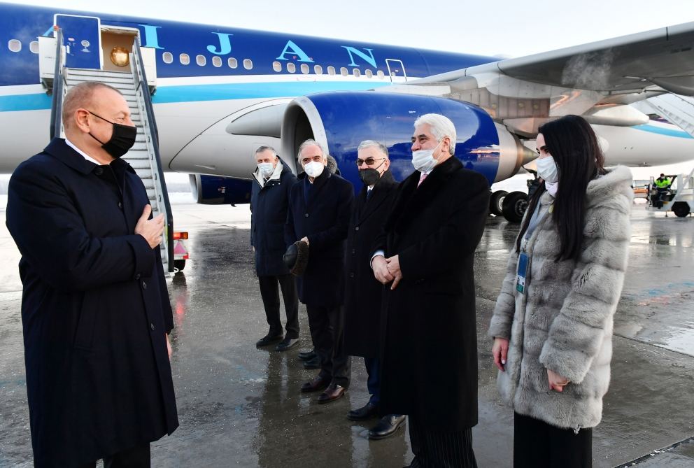 President Ilham Aliyev arrives in St. Petersburg for visit (PHOTO/VIDEO)