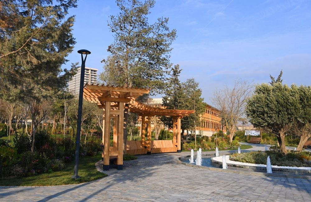 President Ilham Aliyev and First Lady Mehriban Aliyeva view conditions created at newly renovated Nizami Ganjavi Park (PHOTO/VIDEO)