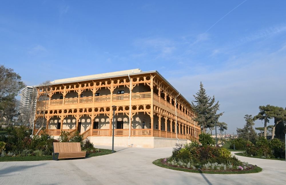 President Ilham Aliyev and First Lady Mehriban Aliyeva view conditions created at newly renovated Nizami Ganjavi Park (PHOTO/VIDEO)