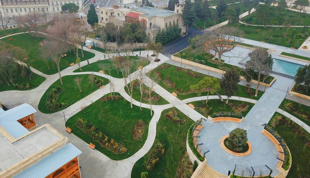 President Ilham Aliyev and First Lady Mehriban Aliyeva view conditions created at newly renovated Nizami Ganjavi Park (PHOTO/VIDEO)
