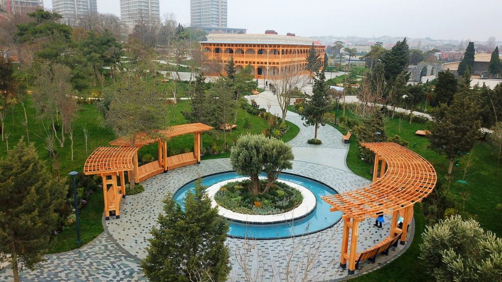 President Ilham Aliyev and First Lady Mehriban Aliyeva view conditions created at newly renovated Nizami Ganjavi Park (PHOTO/VIDEO)
