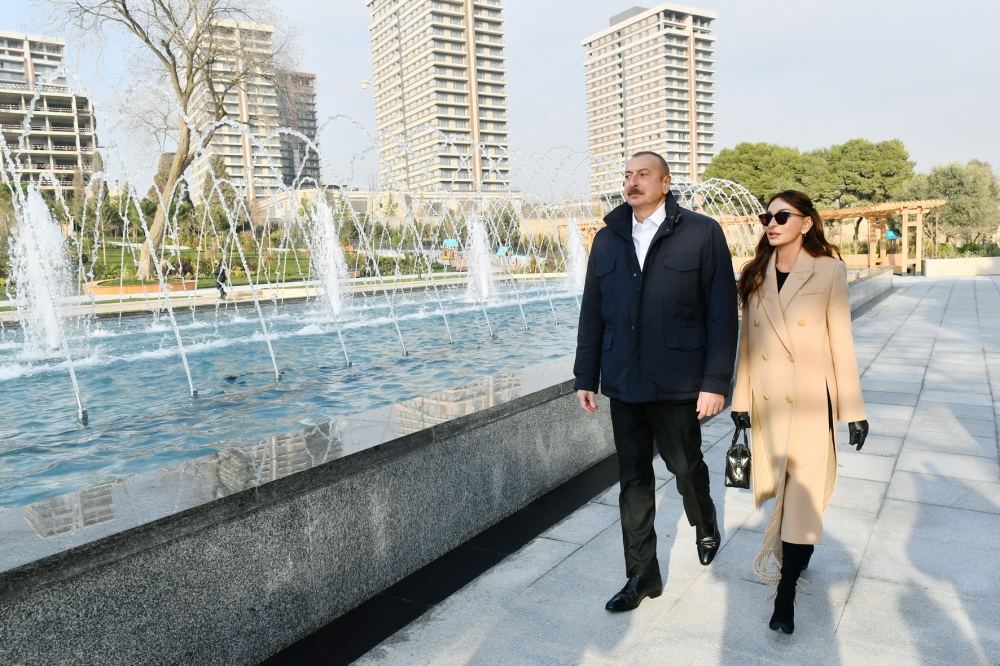 President Ilham Aliyev and First Lady Mehriban Aliyeva view conditions created at newly renovated Nizami Ganjavi Park (PHOTO/VIDEO)