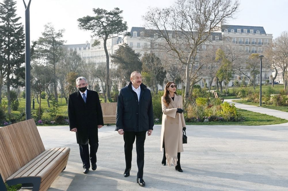 President Ilham Aliyev and First Lady Mehriban Aliyeva view conditions created at newly renovated Nizami Ganjavi Park (PHOTO/VIDEO)