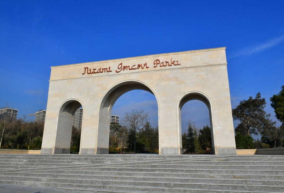 President Ilham Aliyev and First Lady Mehriban Aliyeva view conditions created at newly renovated Nizami Ganjavi Park (PHOTO/VIDEO)