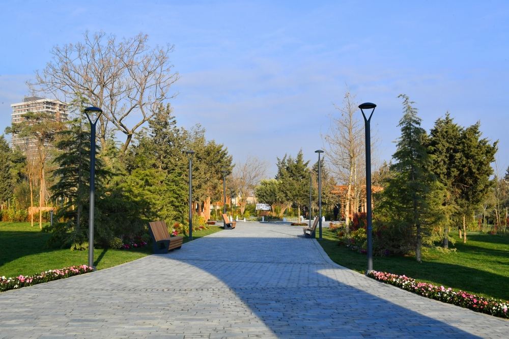 President Ilham Aliyev and First Lady Mehriban Aliyeva view conditions created at newly renovated Nizami Ganjavi Park (PHOTO/VIDEO)