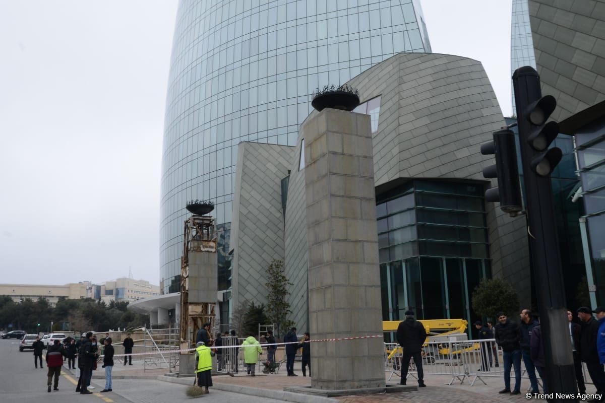 Explosion occurs in front of Flame Towers in Baku (PHOTO/VIDEO)