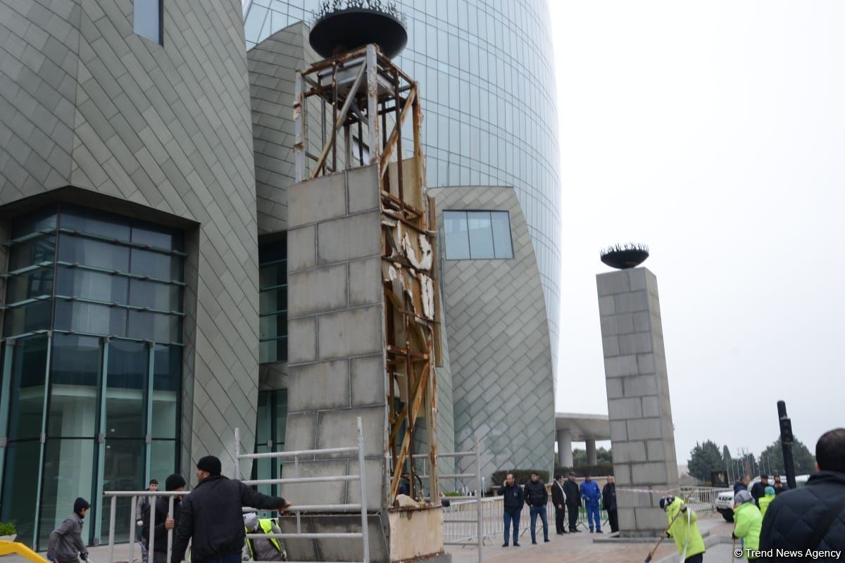 Explosion occurs in front of Flame Towers in Baku (PHOTO/VIDEO)