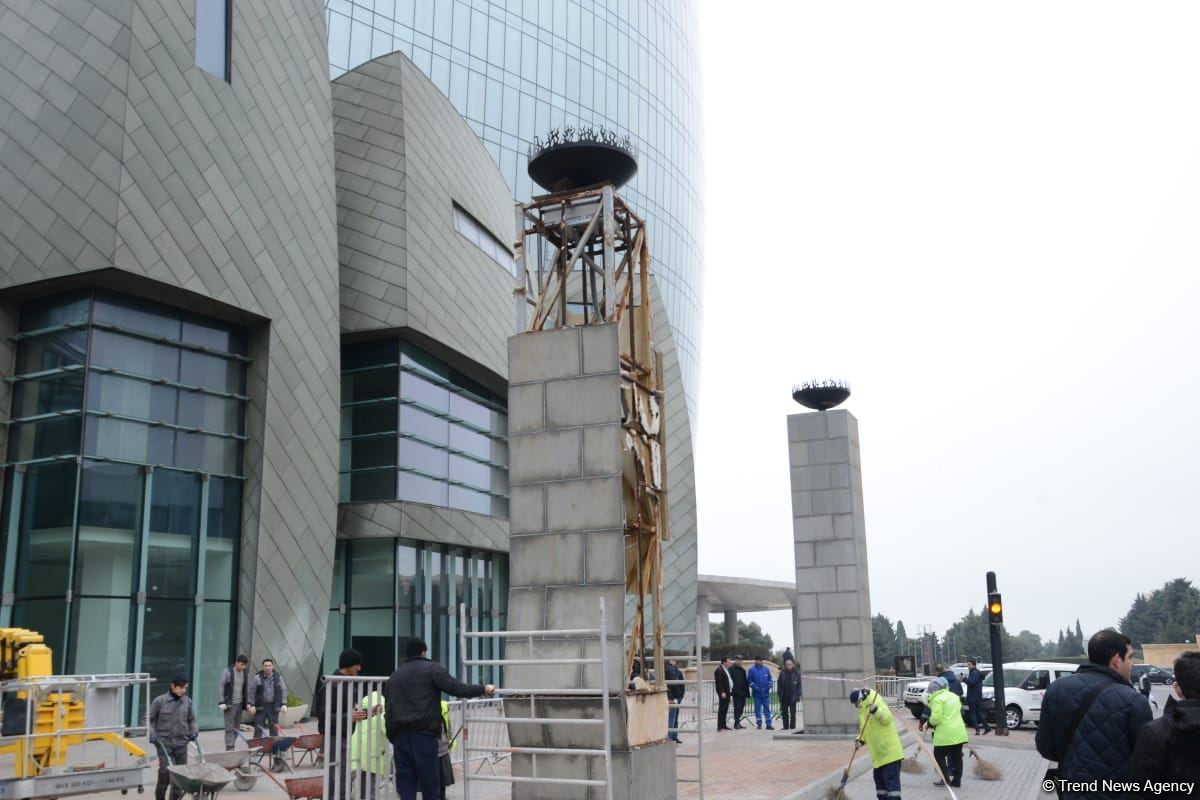 Explosion occurs in front of Flame Towers in Baku (PHOTO/VIDEO)