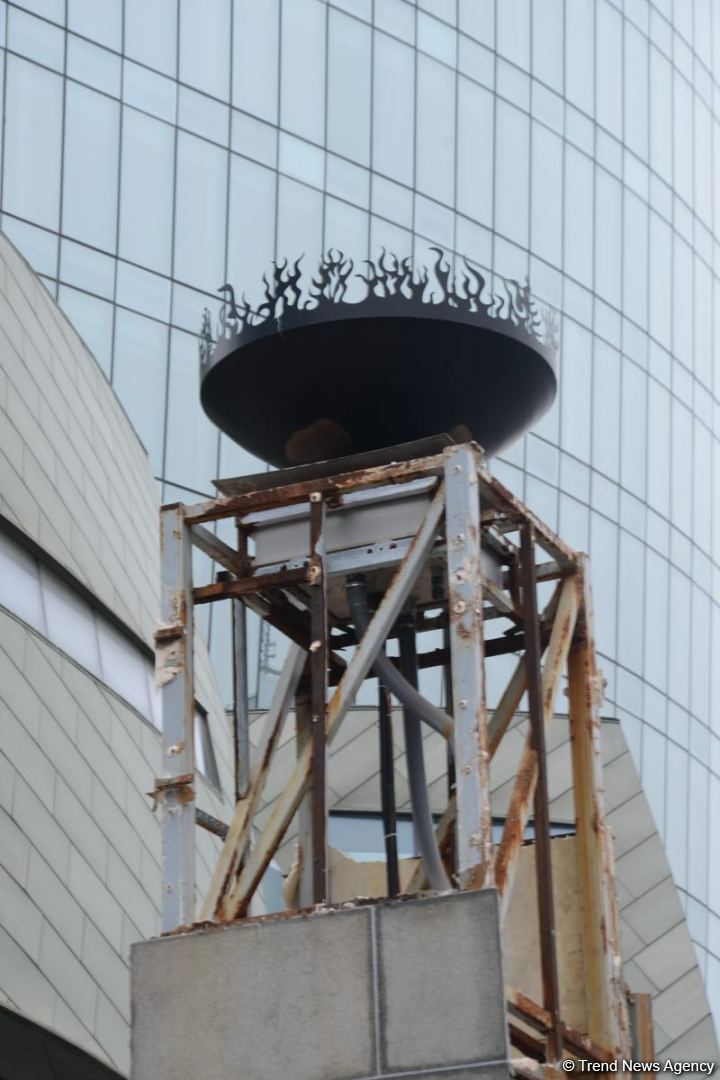 Explosion occurs in front of Flame Towers in Baku (PHOTO/VIDEO)